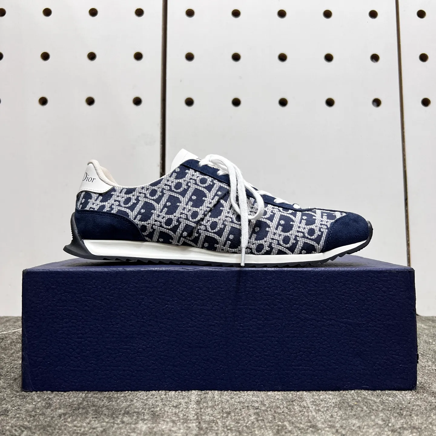 Factory price: 420💰【DIAo•Dior】Original quality.~ Unique modern style sneakers. 🏃A must-have casual shoe for trendy men😍😍 Original brand imported from Italy, imported original leather, sheep lining (refuses to discolor and grind feet) Sole: Original sole provided by the original factory, French lazy style design ⚠️Fit to the feet, original quality, super comfortable original sole. It’s like shooting the real thing 🎬The real thing is better, high-quality sneakers, size: 38-44, custom-made 45